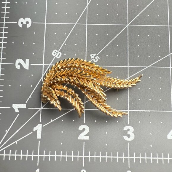 Crown Trifari Gold Tone Fern Leaf Brooch Pin Vintage Signed Elegant Statement Ac - Picture 6 of 6